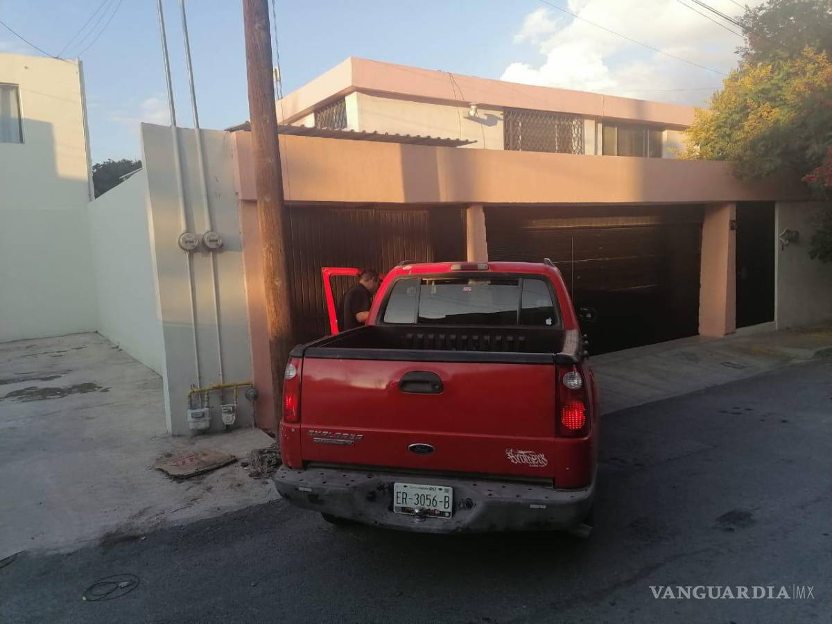 $!El joven robó con violencia esta camioneta color rojo al sur de Saltillo, esto para después robar una tienda de conveniencia al oriente de la ciudad y darse a la fuga en dirección a Ramos Arizpe.