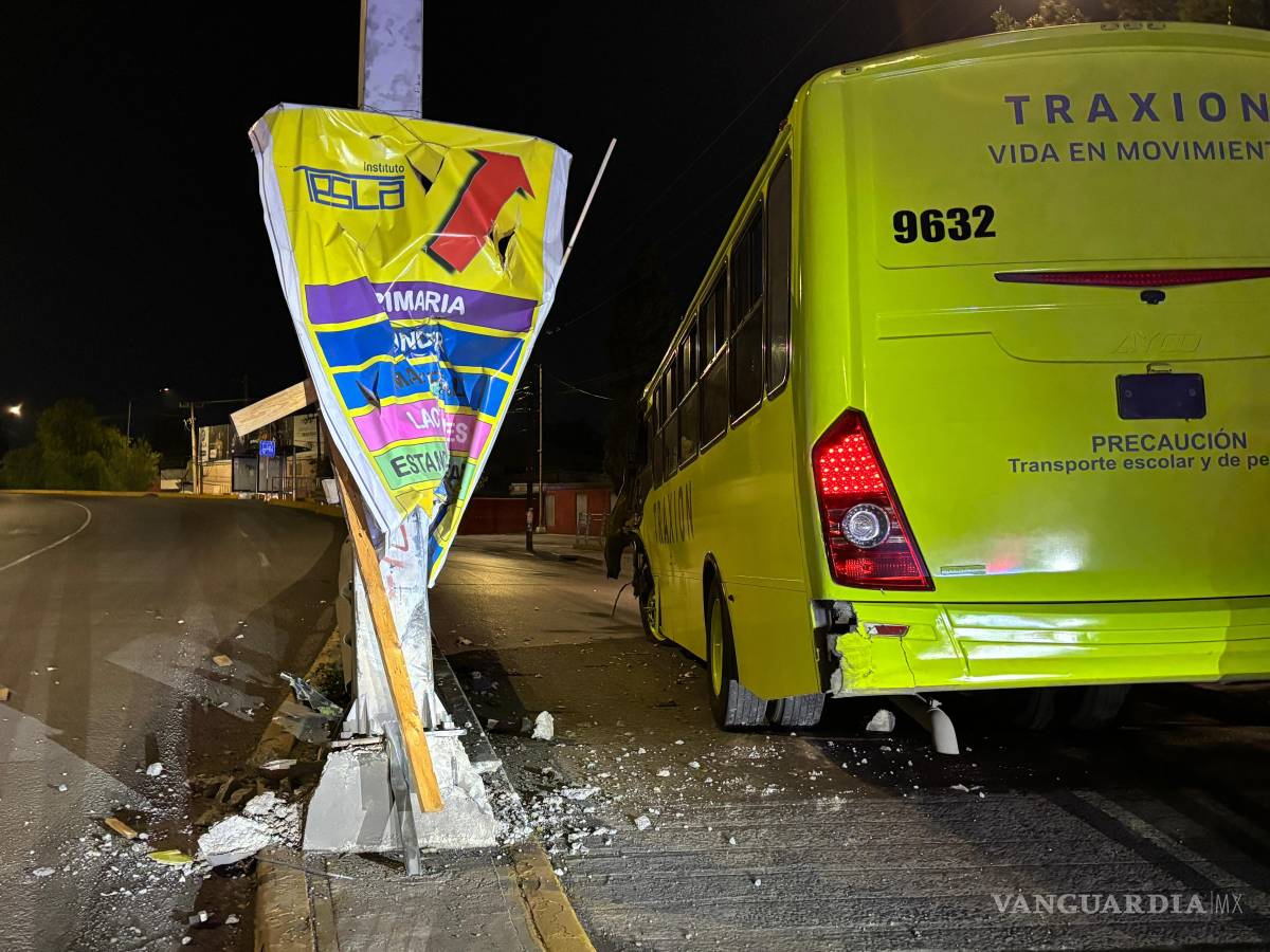 $!Elementos de Tránsito Municipal acudieron al bulevar Jesús Valdés Sánchez tras el reporte de un choque contra un señalamiento tipo bandera, donde una unidad de transporte de personal resultó con severos daños en la parte frontal.