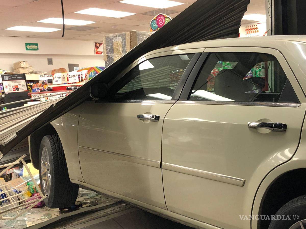 $!El auto terminó dentro de la tienda.