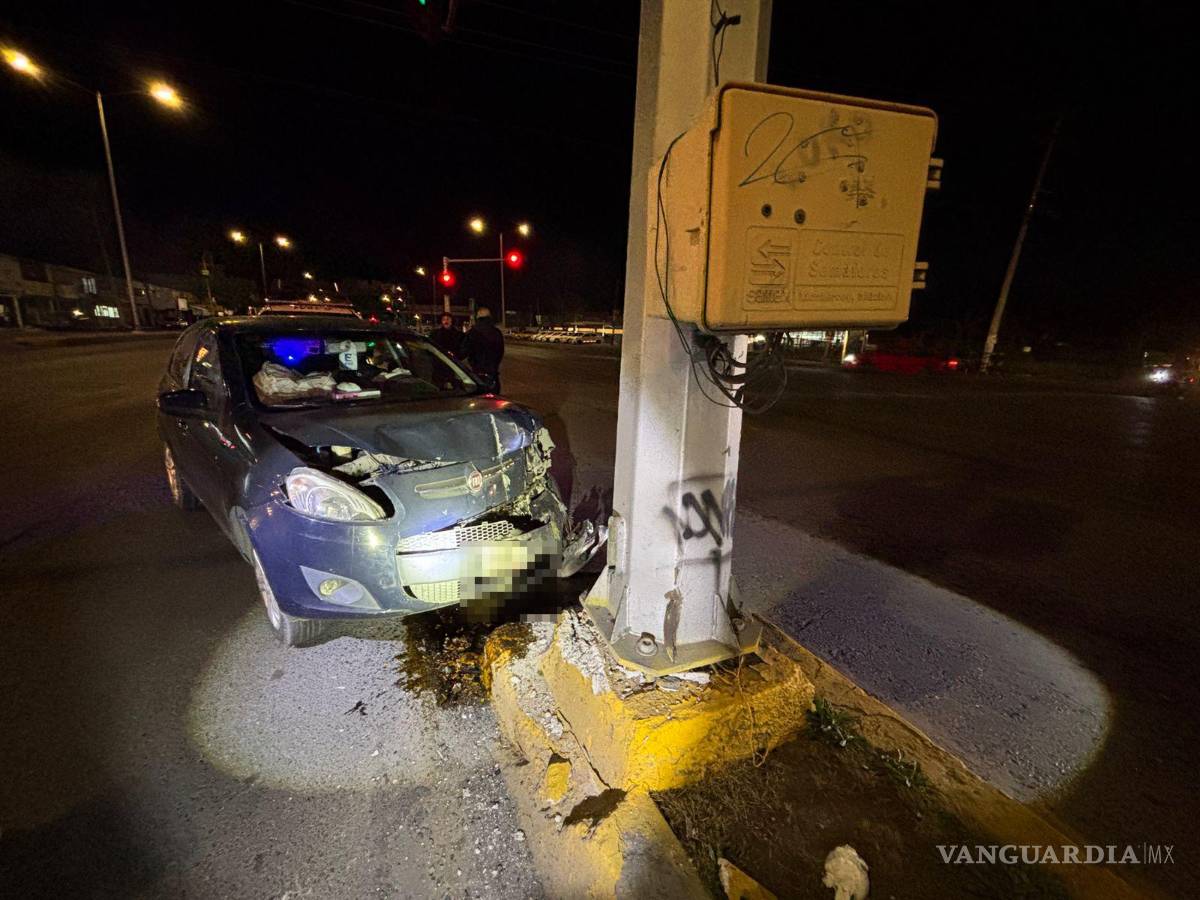 $!Elementos de Tránsito Municipal inspeccionan el área del accidente en la intersección con calle Reforma.