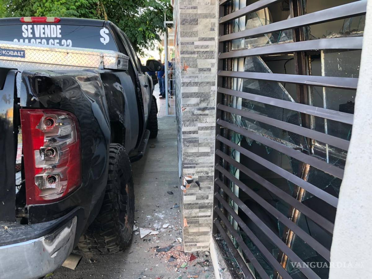 $!Paramédicos de la Cruz Roja llegaron al lugar para evaluar a los pasajeros.