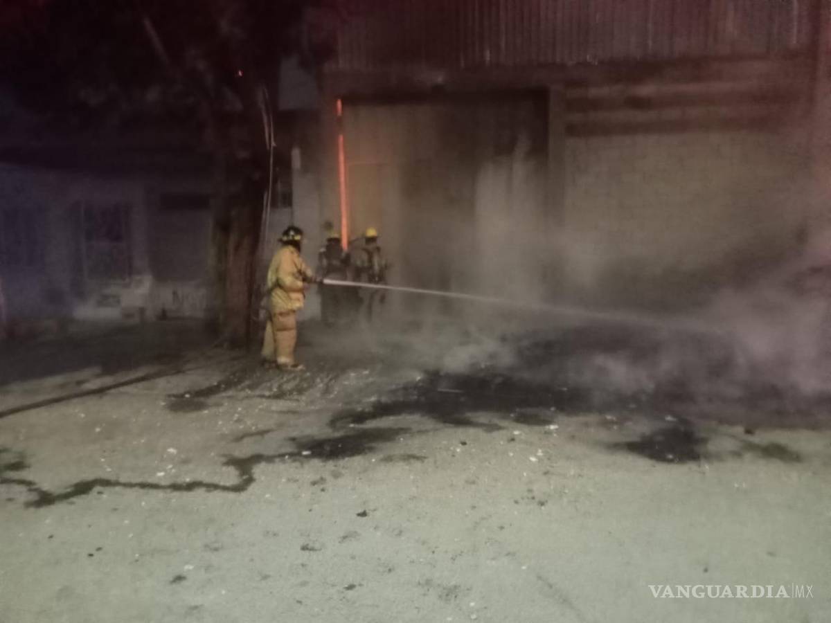 $!Elementos del Cuerpo de Bomberos de Torreón combaten las llamas que se propagaron hacia una bodega construida con láminas.