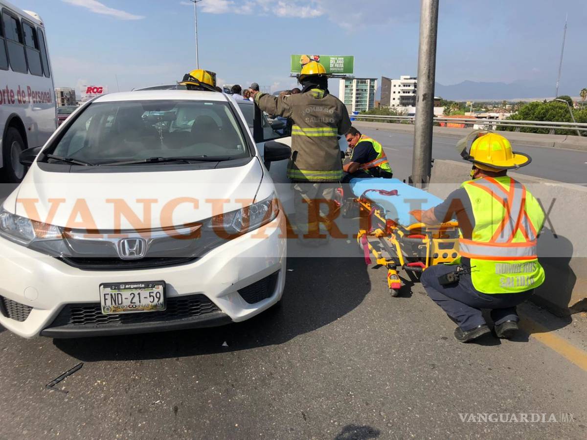 $!Choque múltiple en puente vehicular deja un herido y cuantiosos daños materiales en Saltillo