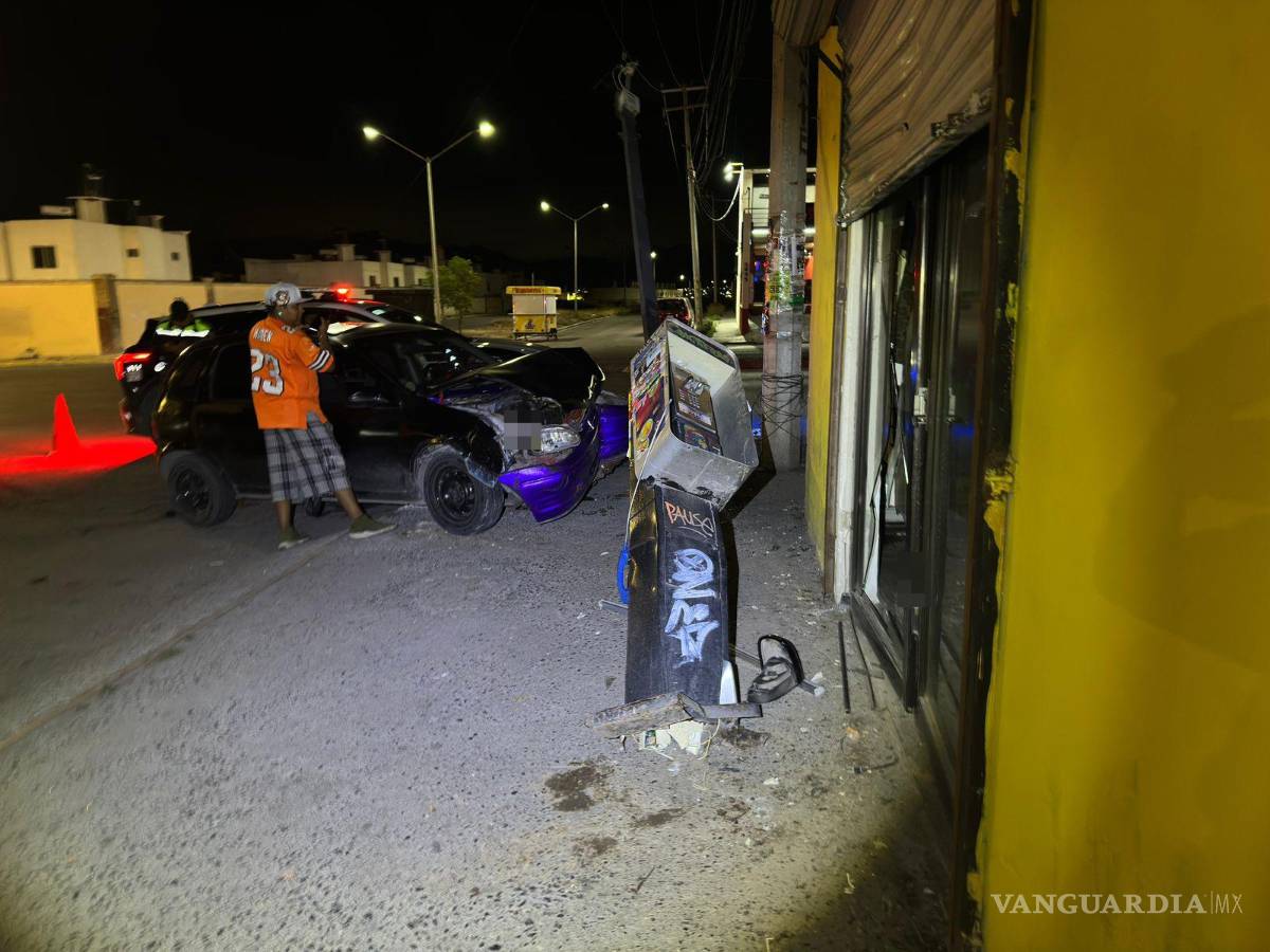 $!El Chevy afectado terminó proyectado contra un local de ropa.