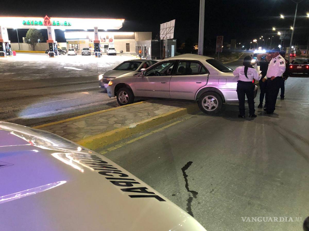 $!Elementos de Tránsito Municipal tomaron conocimiento de lo ocurrido y se entrevistaron con el conductor.