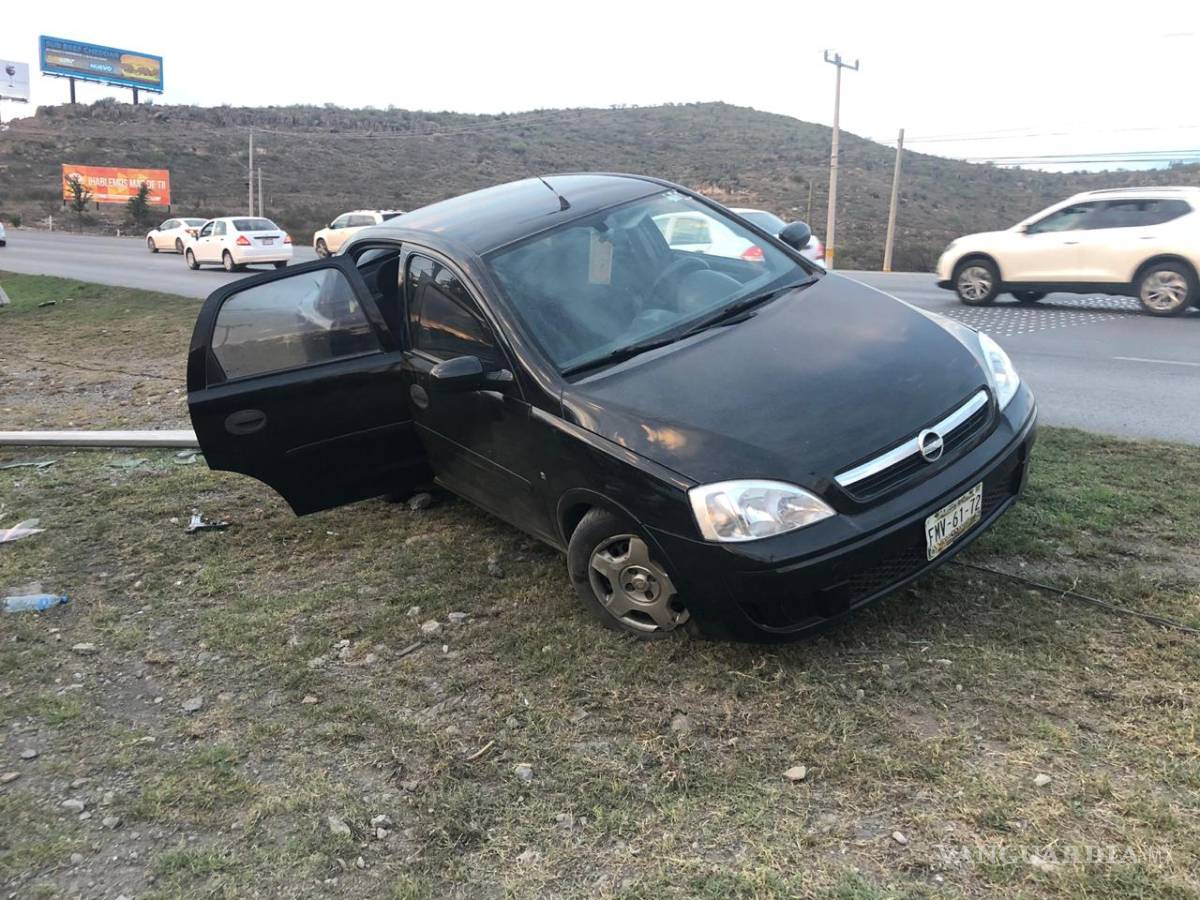 $!Pierde el control y se estrella contra luminaria en los límites de Saltillo y Ramos Arizpe