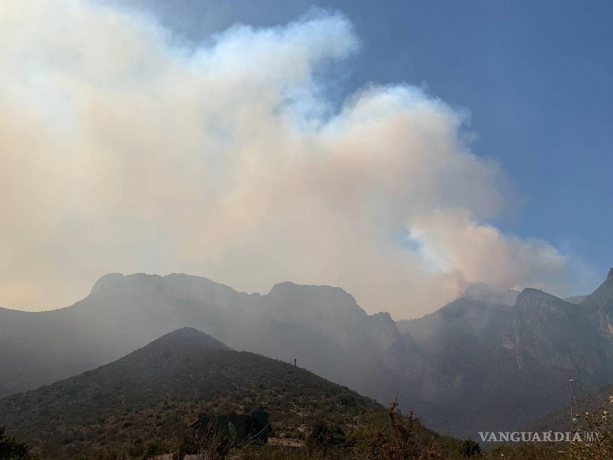 $!El humo y la ceniza llegan a las colonias aledañas a la Sierra Zapalinamé.