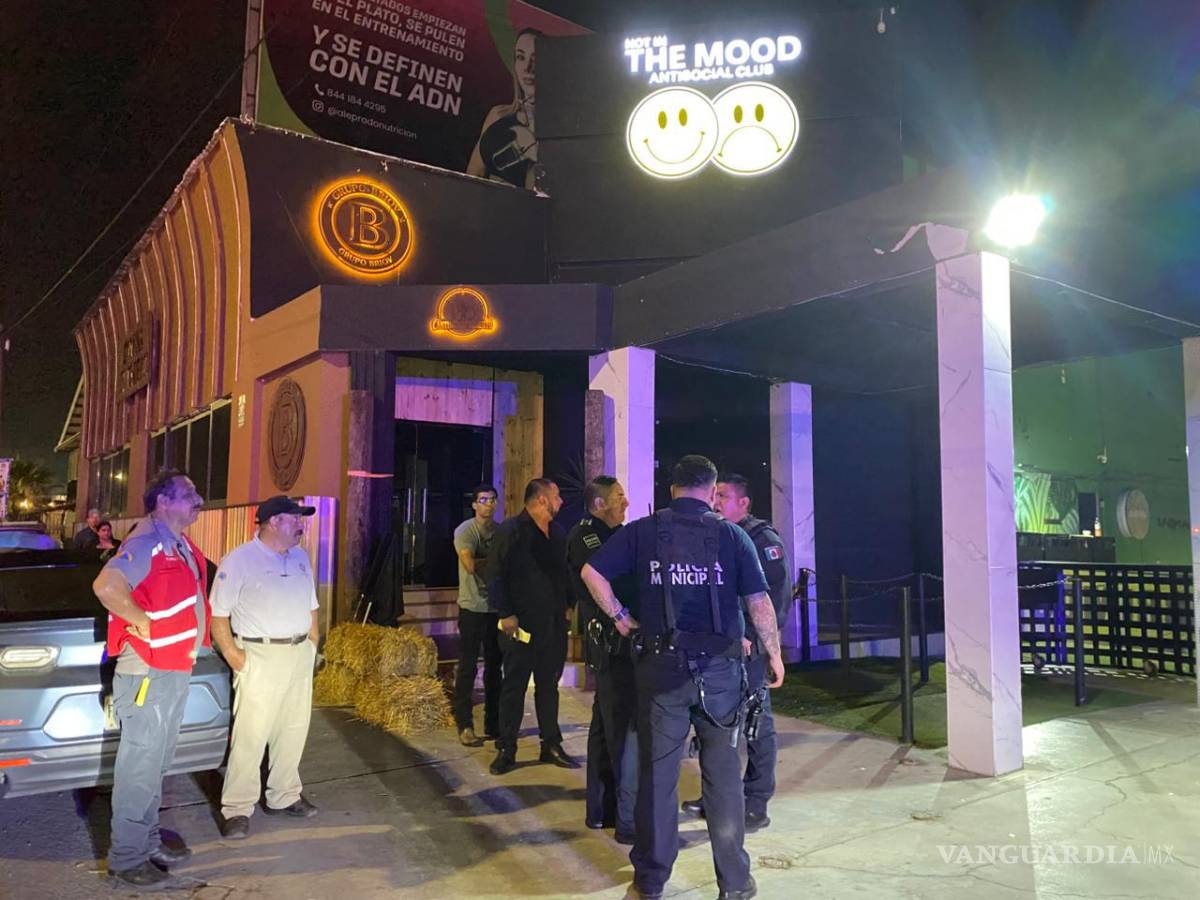 $!Elementos de Protección Civil y Policía Municipal acudieron al establecimiento ubicado al norte de la ciudad para realizar las diligencias correspondientes, luego del reporte de una estructura colapsada que dejó al menos ocho personas lesionadas.