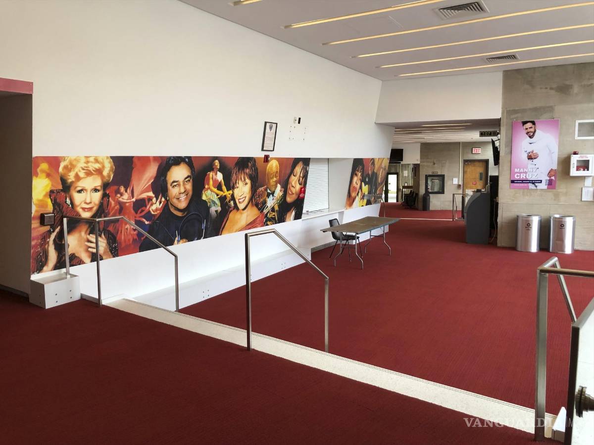 $!Imágenes de artistas decoran las paredes del lobby del Lehman Center for the Performing Arts en el Bronx, Nueva York. AP/Sigal Ratner-Arias