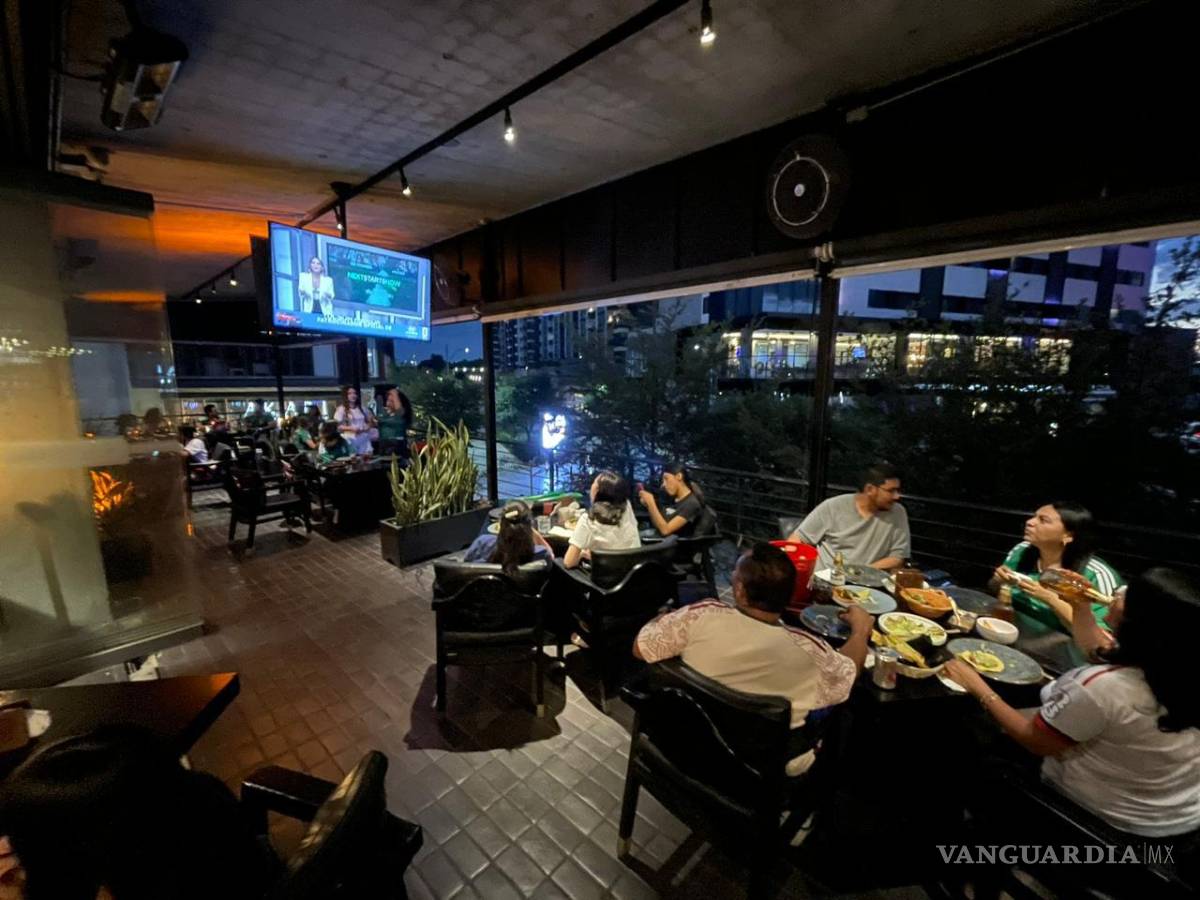 $!En Parque Centro, los restaurantes reportaron una alta afluencia debido al partido mundialista.