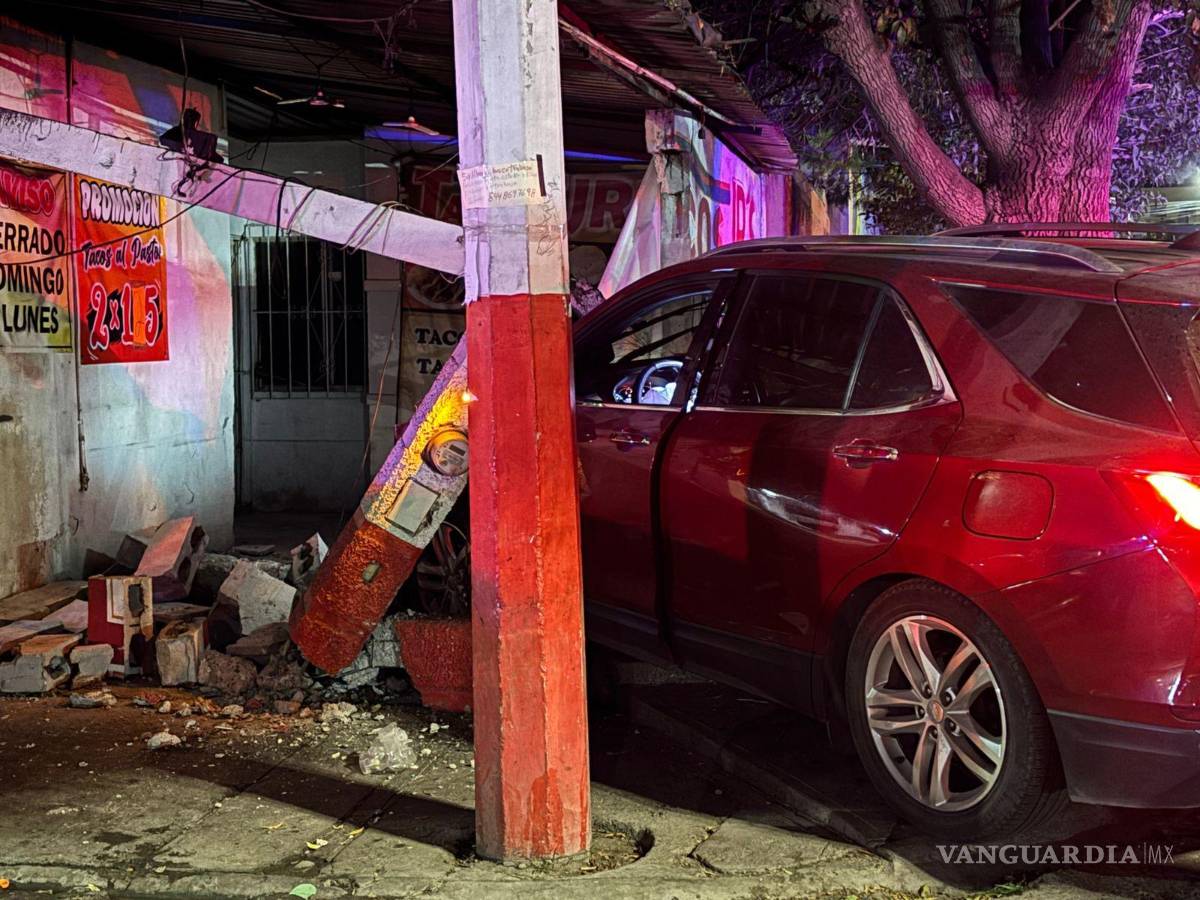 $!El negocio resultó con daños considerables tras el impacto de la camioneta.