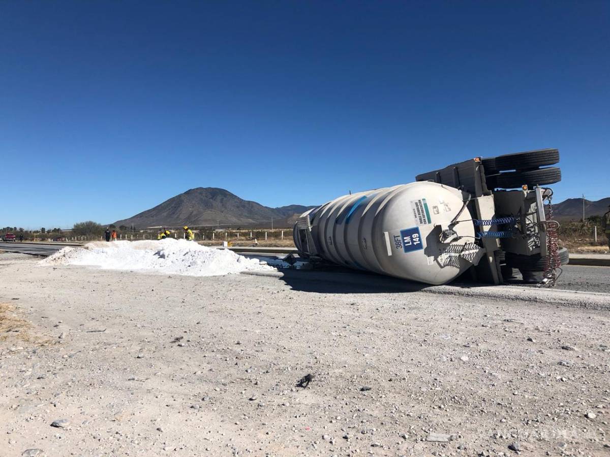 $!Sobre carretera a Zacatecas, pipa derrama 30 mil litros de combustible