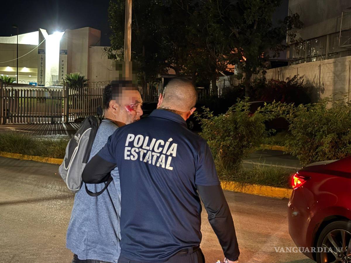 $!Elementos de la Policía Estatal auxiliaron al conductor tras la caída.