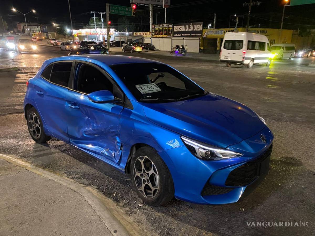 $!Tras la colisión, el automóvil MG terminó proyectado hacia la entrada de una gasolinería, mientras que el Volkswagen Jetta quedó detenido en medio de los carriles de circulación.