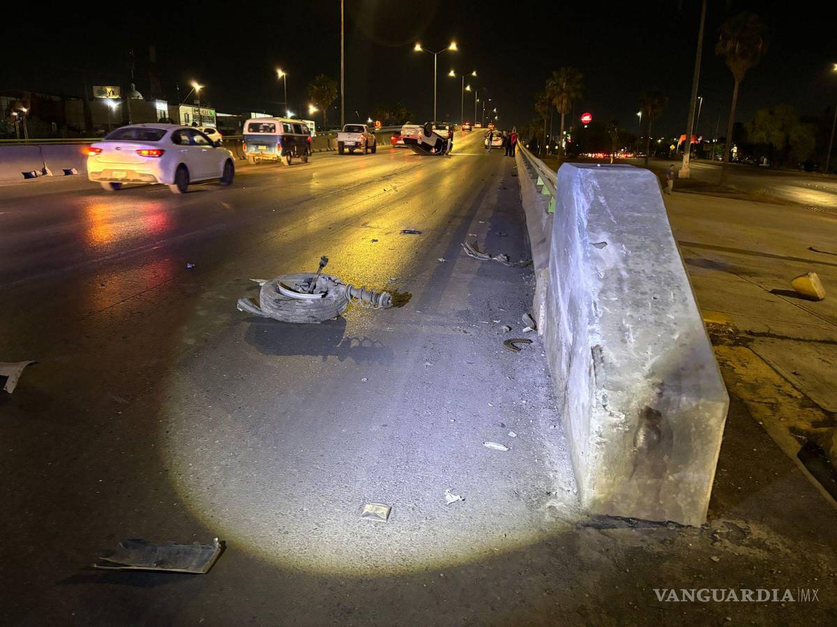 $!La llanta desprendida de la camioneta quedó en medio de la vía, obstruyendo parcialmente el tráfico.