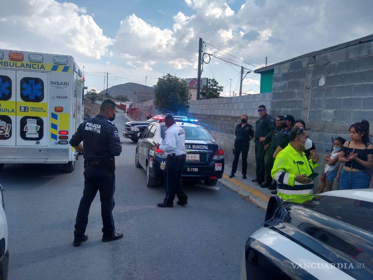 $!El tren no detuvo su marcha y siguió su trayecto al norte, dejando a la afectada tendida sobre el terreno que rodea a las vías.