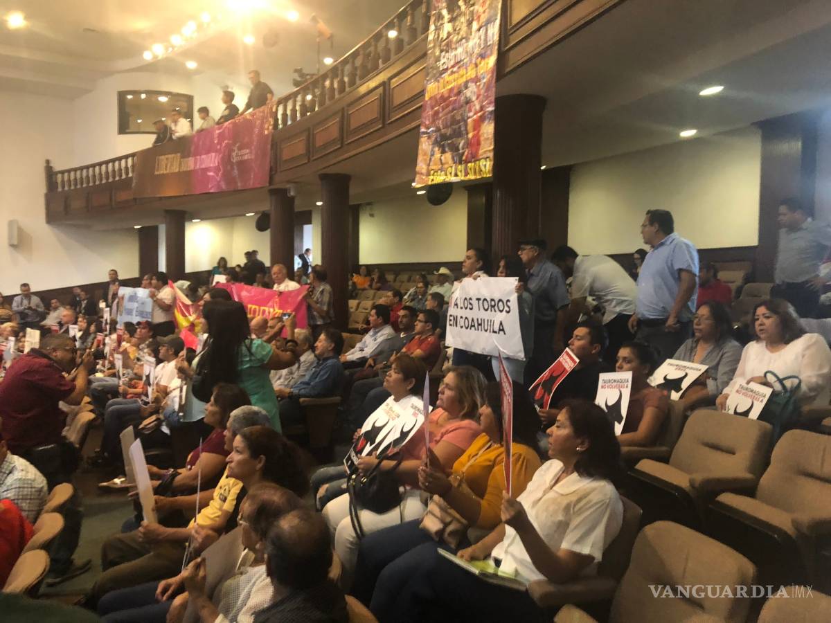$!Se manifiestan contra la tauromaquia en el Congreso de Coahuila; hay opiniones encontradas