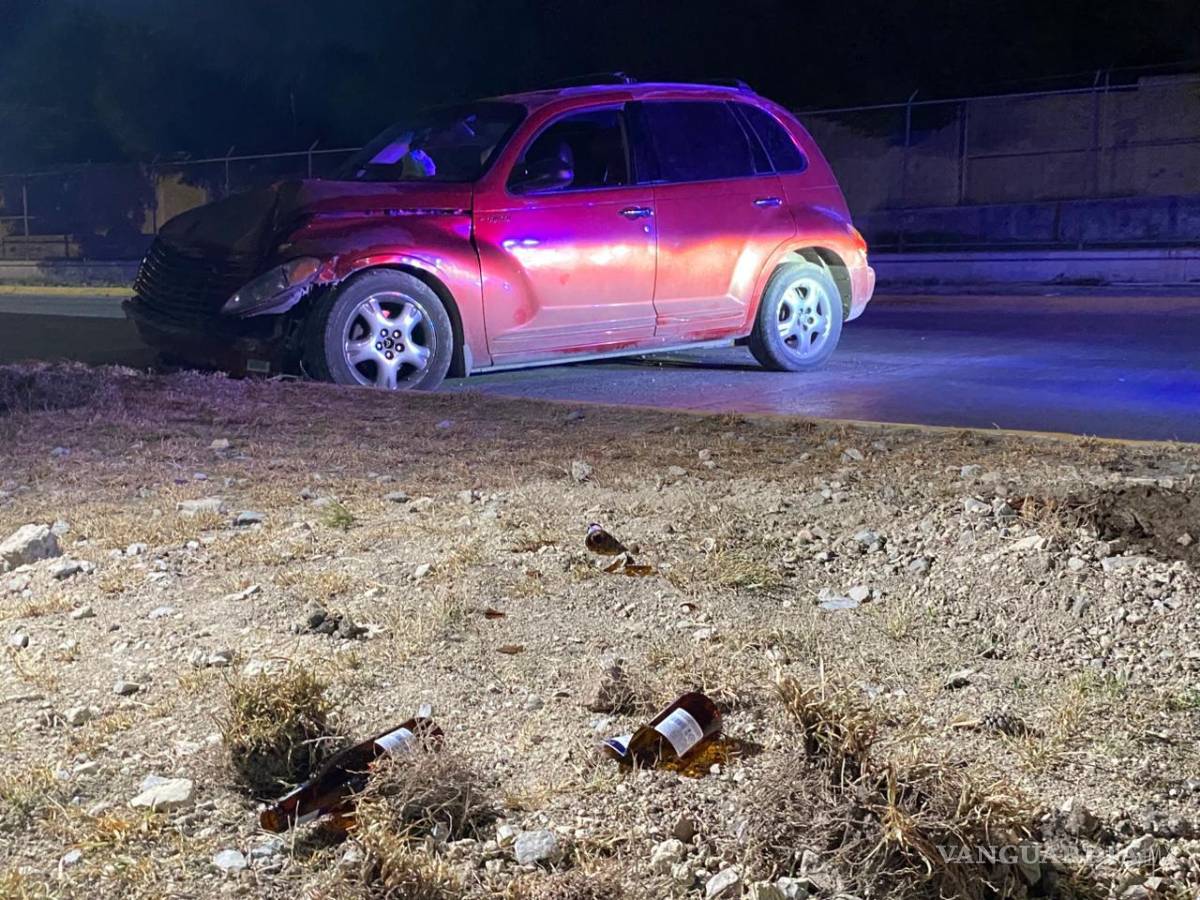 $!El conductor presuntamente circulaba a exceso de velocidad cuando perdió el control al salir de una curva a la altura del Parque Maravillas, provocando el aparatoso accidente vial.