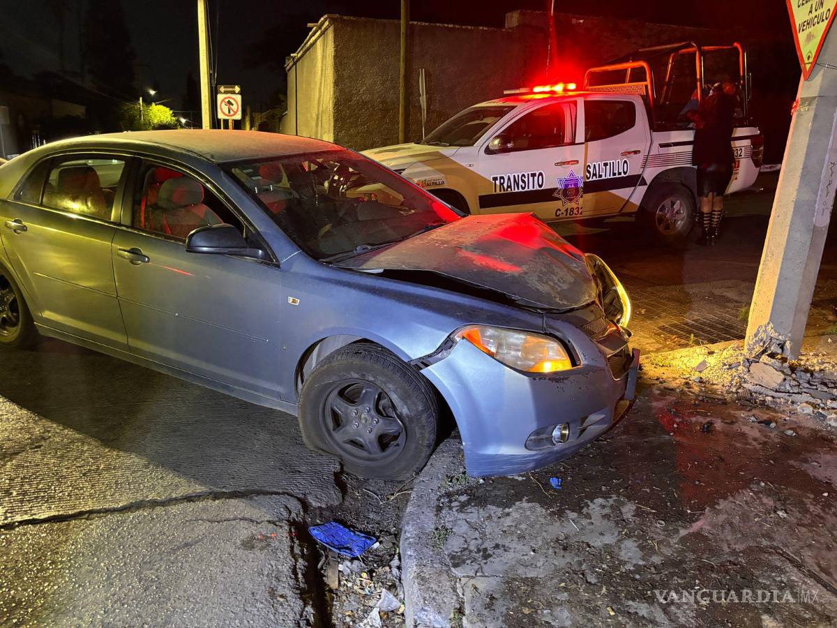 $!El joven conductor, quien presuntamente iba ebrio, no sufrió lesiones tras el fuerte impacto contra el poste.