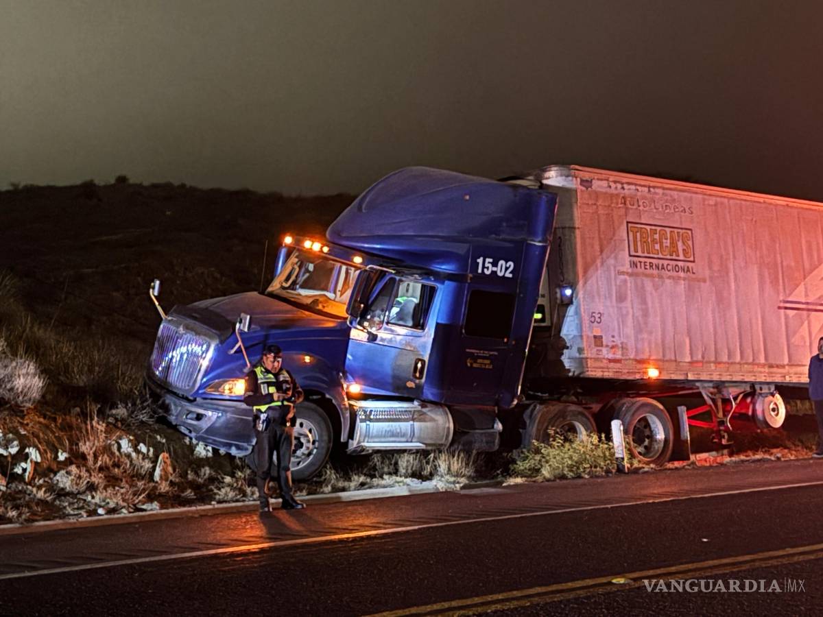$!Uno de los tractocamiones terminó fuera de la carpeta asfáltica después de que su conductor intentara evitar el impacto con la unidad que circulaba de forma irregular durante la madrugada.