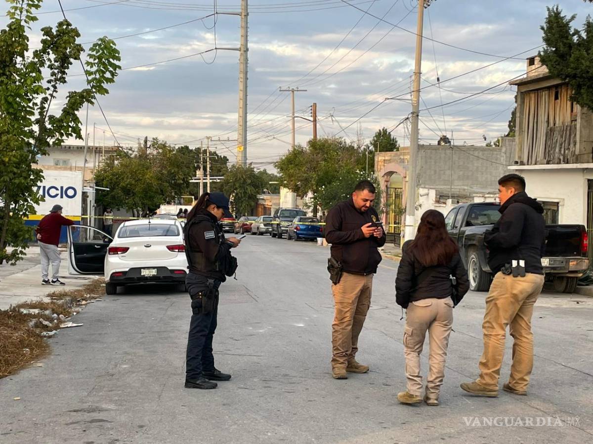 $!Las autoridades recibieron el reporte sobre un domicilio de un complejo habitacional de la calle 16 de Septiembre, en la colonia Rancho las Varas, que expedía un olor fétido.