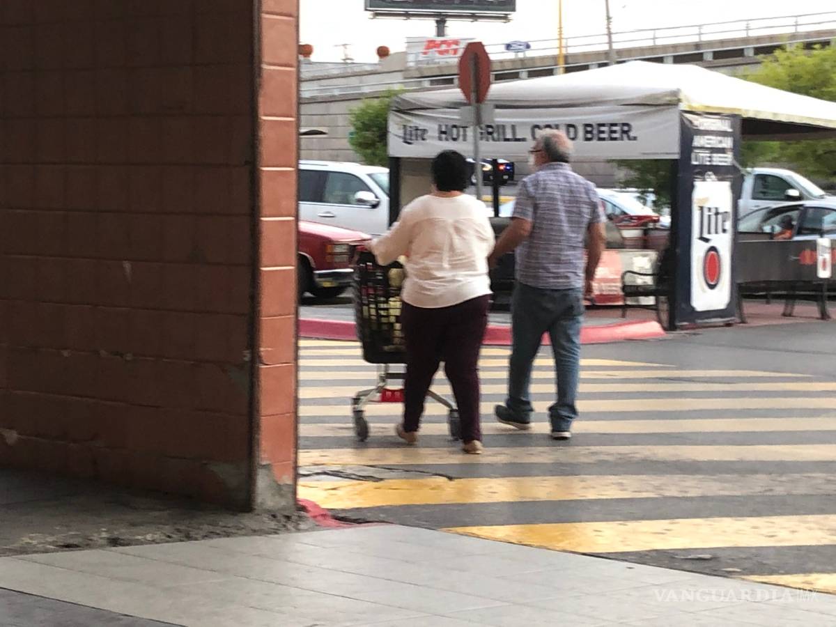 $!No respetan saltillenses restricciones al acudir a surtir la despensa