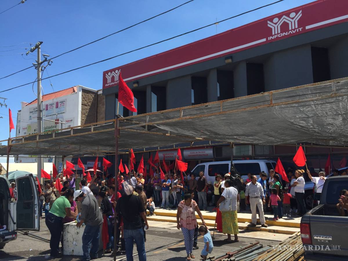 $!En Saltillo, antorchista ser plantan en el Infonavit para exigir freno a desalojos