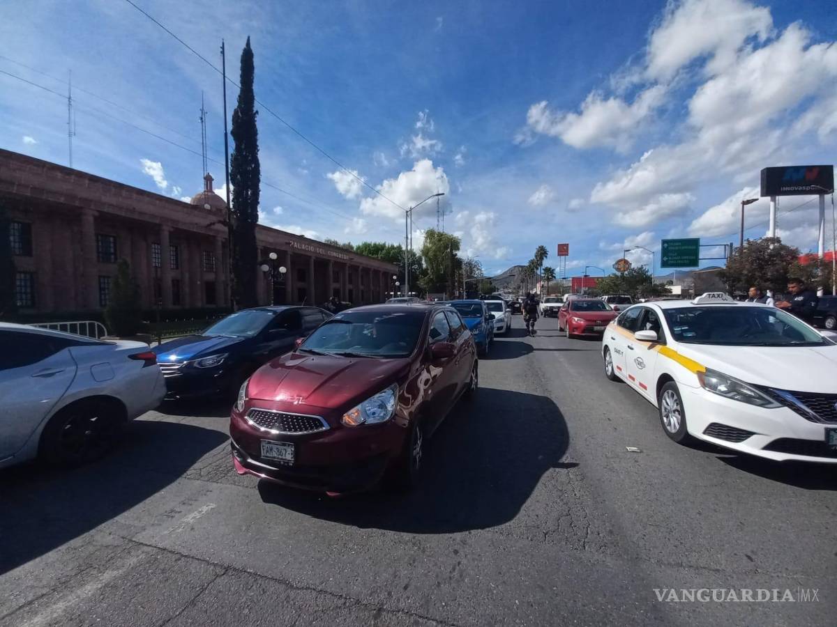 $!Al terminar, frente al Congreso, se hicieron reclamos mutuos por incumplimiento de ley y en varias ocasiones llegaron a los empujones, pero la presencia policial los disuadió.
