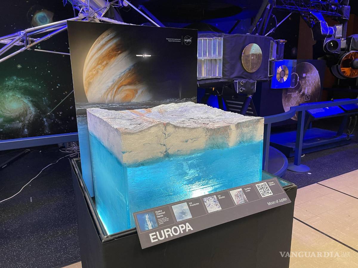 $!Una maqueta de la luna de júpiter exhibida en el Laboratorio de Propulsión a Chorro de la NASA en Pasadena, California.