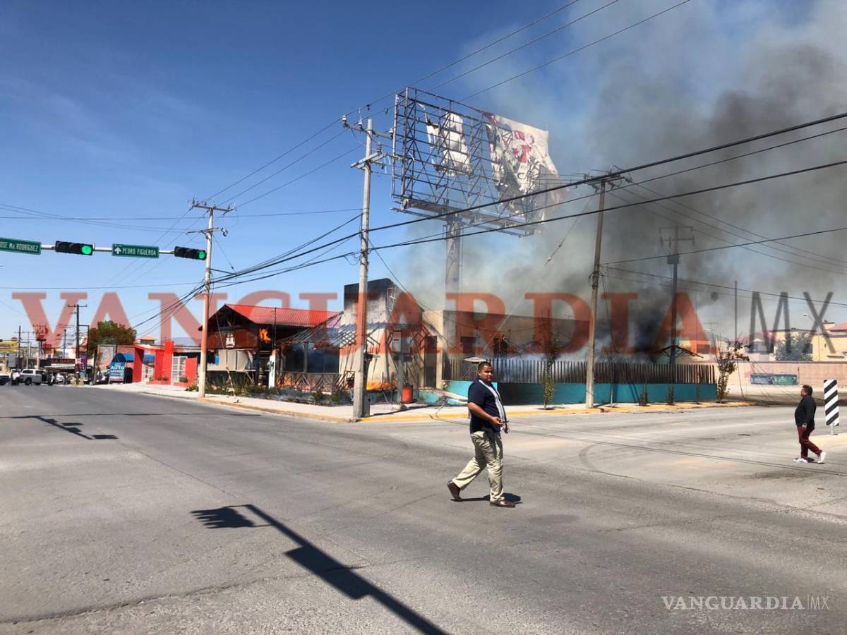 $!Cortocircuito provoca un gran incendio que reduce a cenizas a restaurante en Saltillo; ya se les había advertido del desperfecto