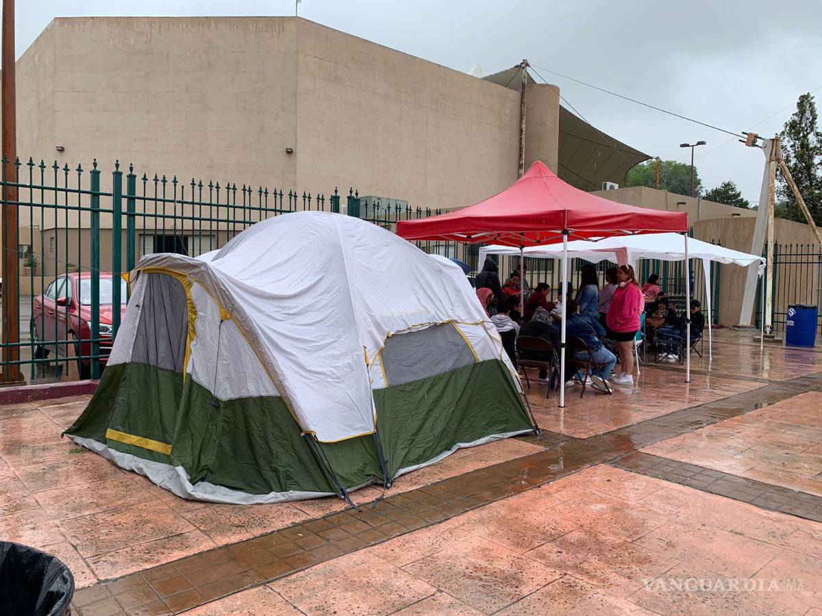 $!Los asistentes incluso acamparon fuera de las instalaciones.