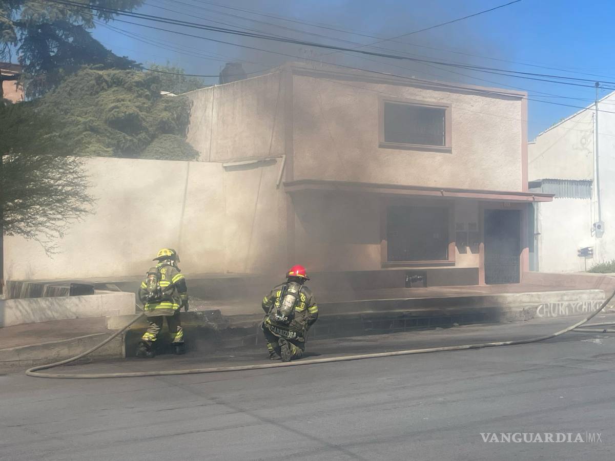 $!La entrada a la alcantarilla donde vive “Chucky” fue acordonada por bomberos tras reactivarse el incendio; el fuego consumió cobijas, plástico y madera acumulada en el interior.
