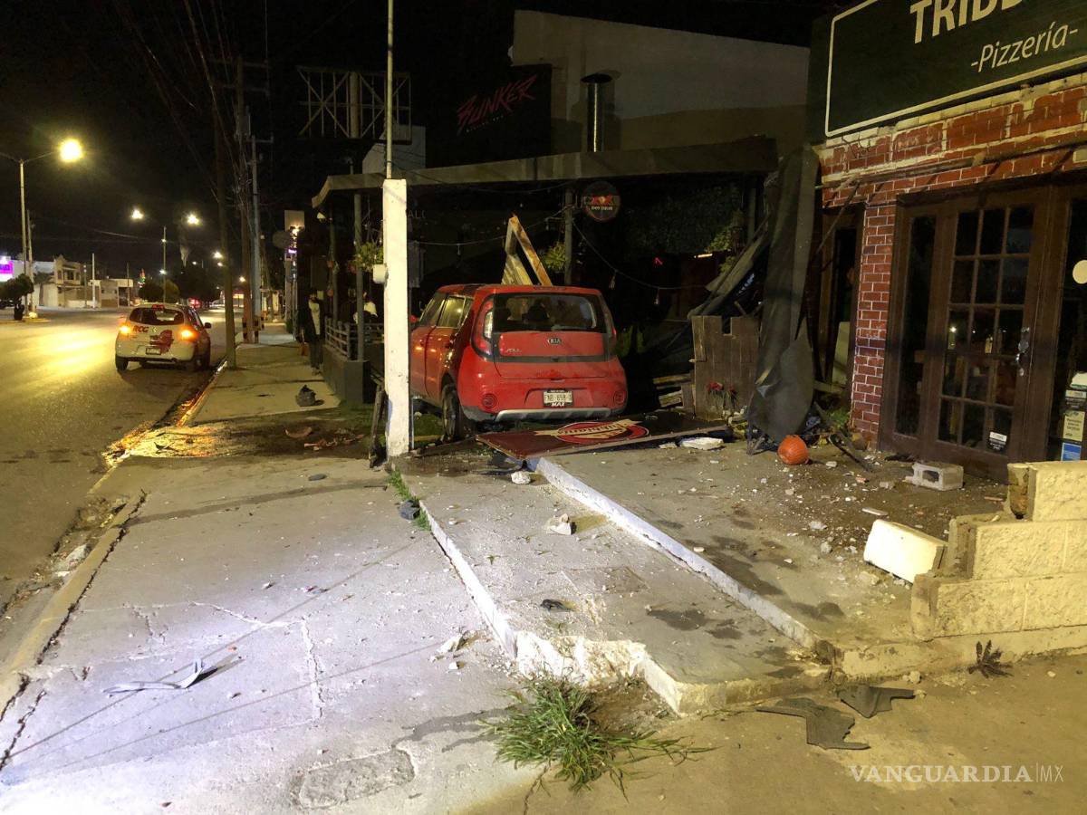$!El vehículo subió a la banqueta y derribó una barda antes de ingresar a los locales de comida, causando estragos en el entorno.
