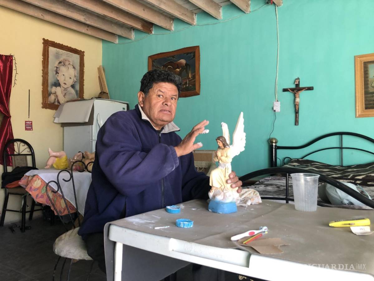 $!El comisariado José Hernández se dedica a reparar figuras de cerámica. Ya no tiene tierra para producir.