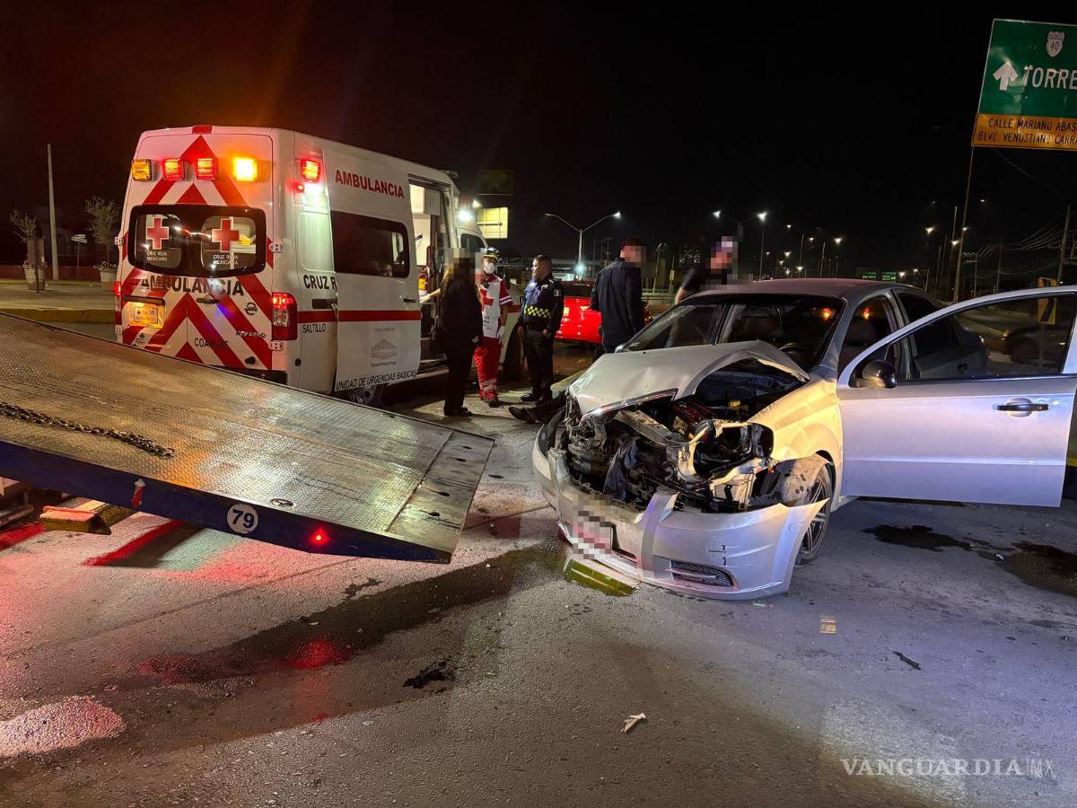 $!Paramédicos de Cruz Roja valoraron a los tripulantes; por fortuna, no hubo lesionados de gravedad.