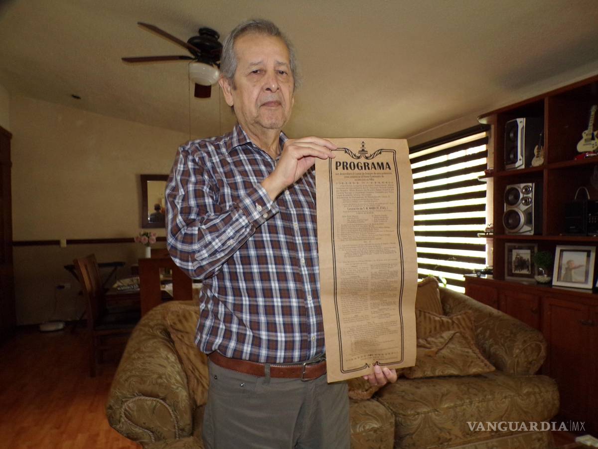 $!Juan José González Domínguez, historiador allendense, muestra un programa de la época.