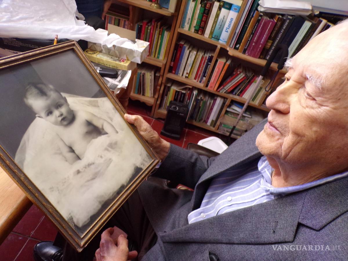 $!Los contrastes de la imagen muestran al profesor Arturo Berrueto admirando un retrato suyo de cuando era bebé.