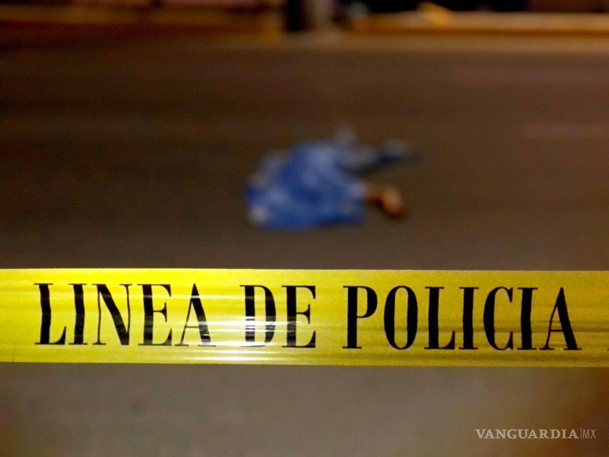 $!Elementos de Tránsito Municipal acudieron al lugar para cerrar la vialidad y esperar a los paramédicos.