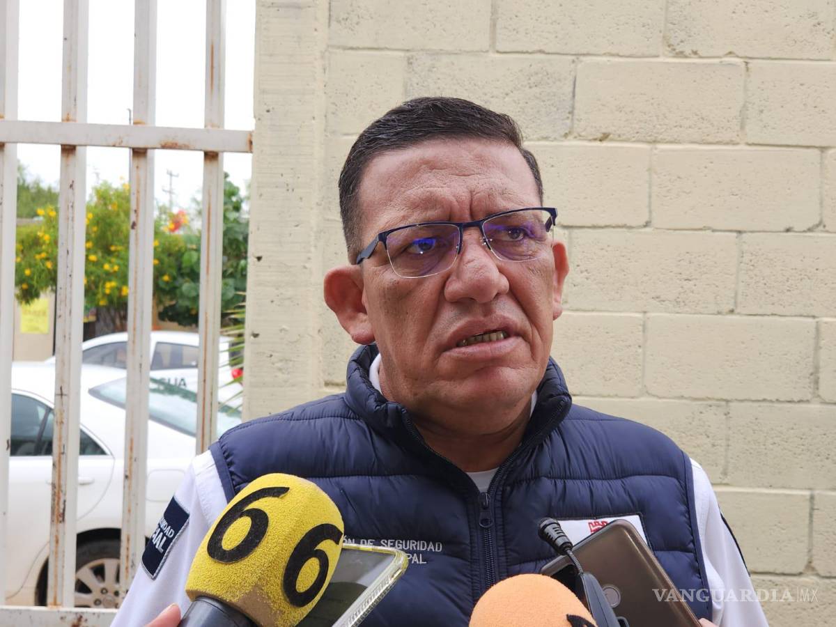 $!Comisionado de seguridad municipal informa sobre operativo policiaco en la zona. Asegura que ya se recorrió la escuela completa para descartar algún tipo de amenaza.