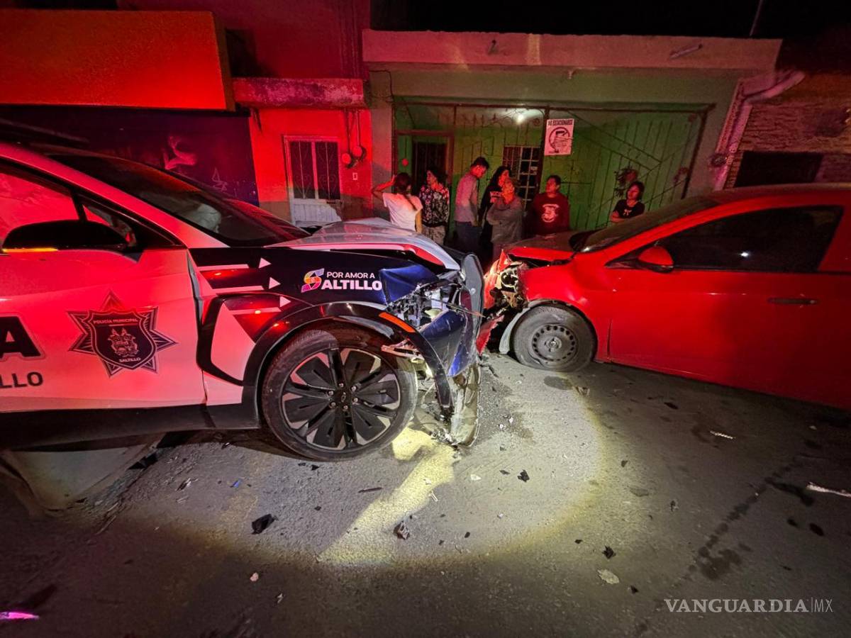 $!La unidad oficial quedó detenida tras el percance, luego de que las autoridades determinaran su responsabilidad preliminar en los hechos ocurridos durante la persecución de una motocicleta.