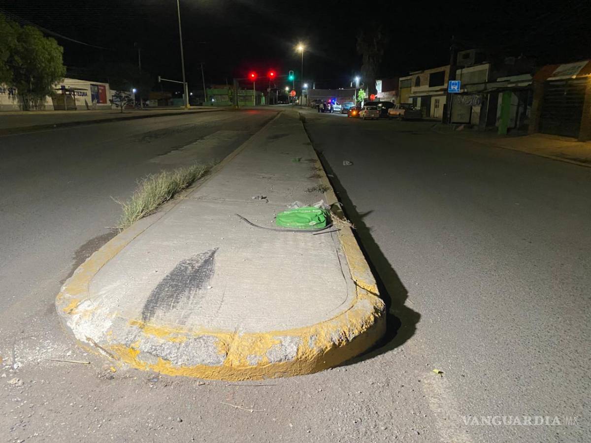 $!Luego de utilizar el camellón como rampa, la camioneta volcó y se arrastró varios metros sobre la carpeta asfáltica antes de quedar nuevamente sobre sus cuatro ruedas.