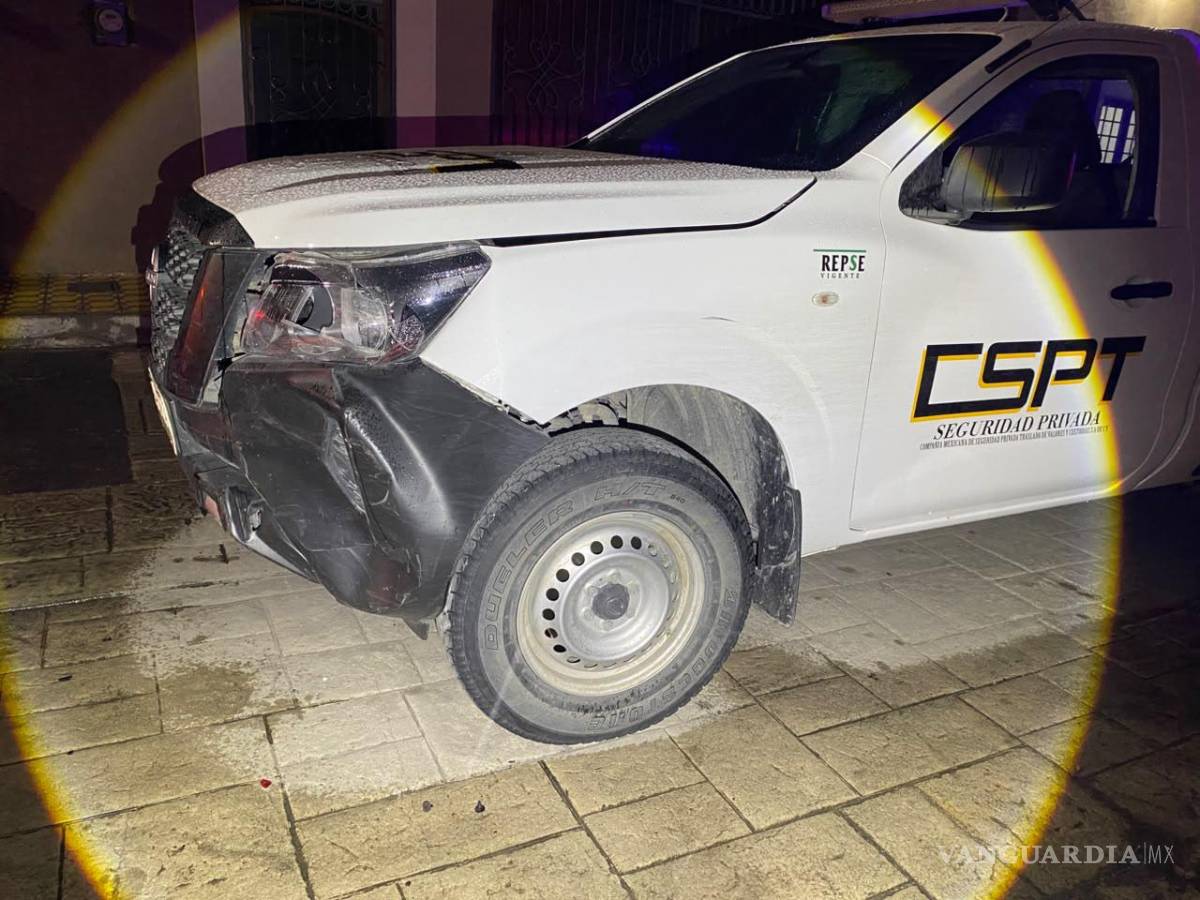 $!La camioneta de una empresa de seguridad privada terminó involucrada en un choque contra otro vehículo estacionado en el primer cuadro de la ciudad.