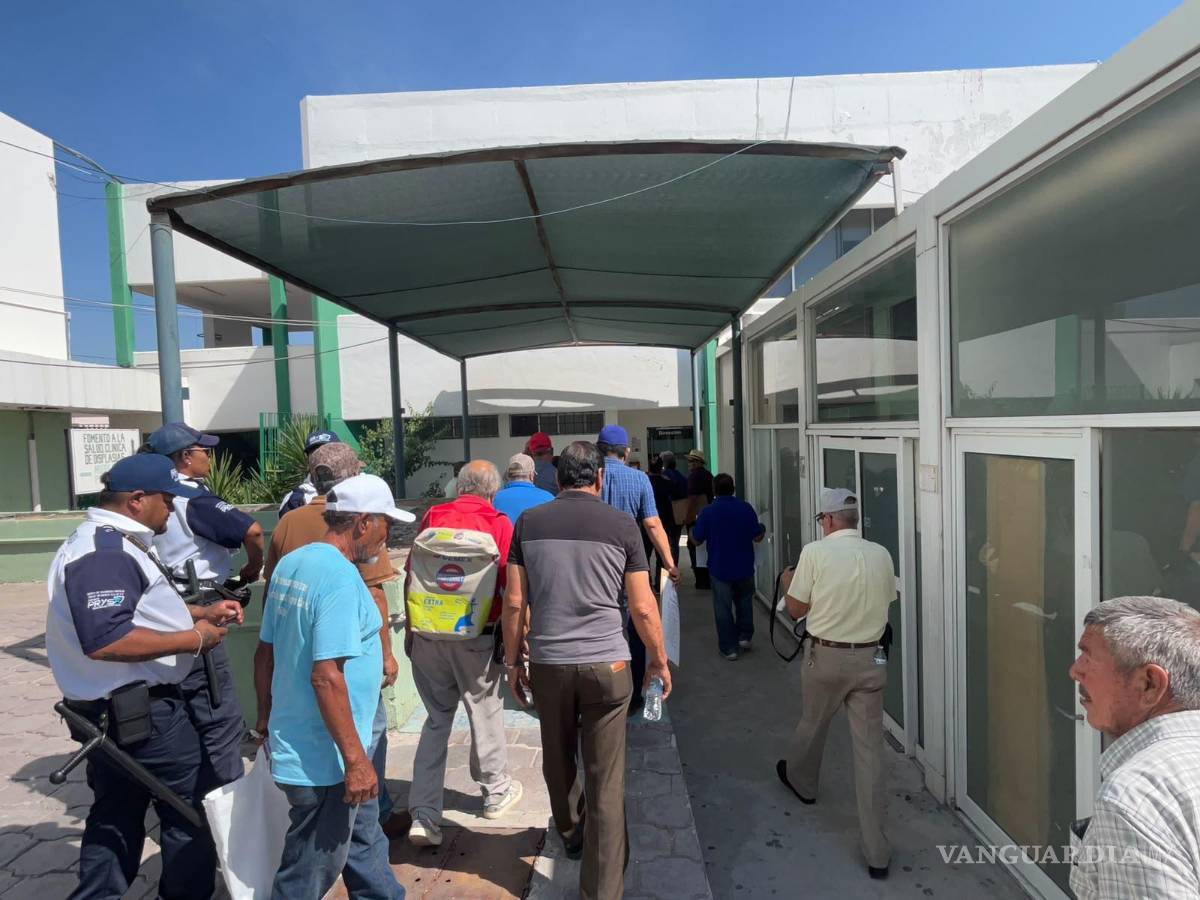 $!El paciente asegura que alrededor de 70 derechohabientes presentaron afectaciones en la visión después de los procedimientos, entre ellos él.