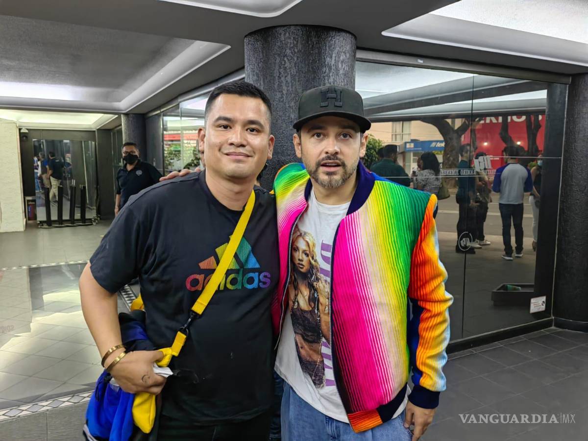 $!El actor Gustavo Egelhaaf con una de las chamarras diseadas por Manuel Morales.