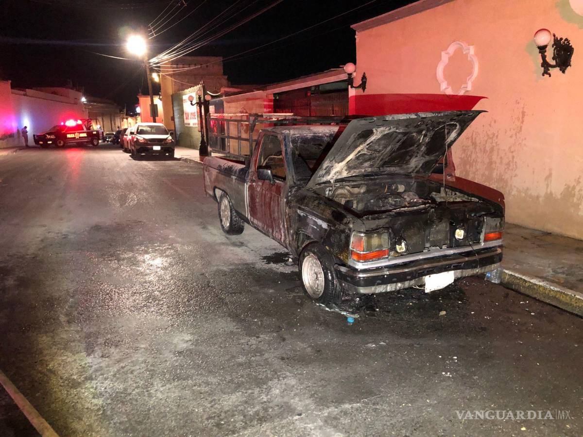 $!La camioneta terminó consumida en llamas, mismas que apagaron los bomberos.