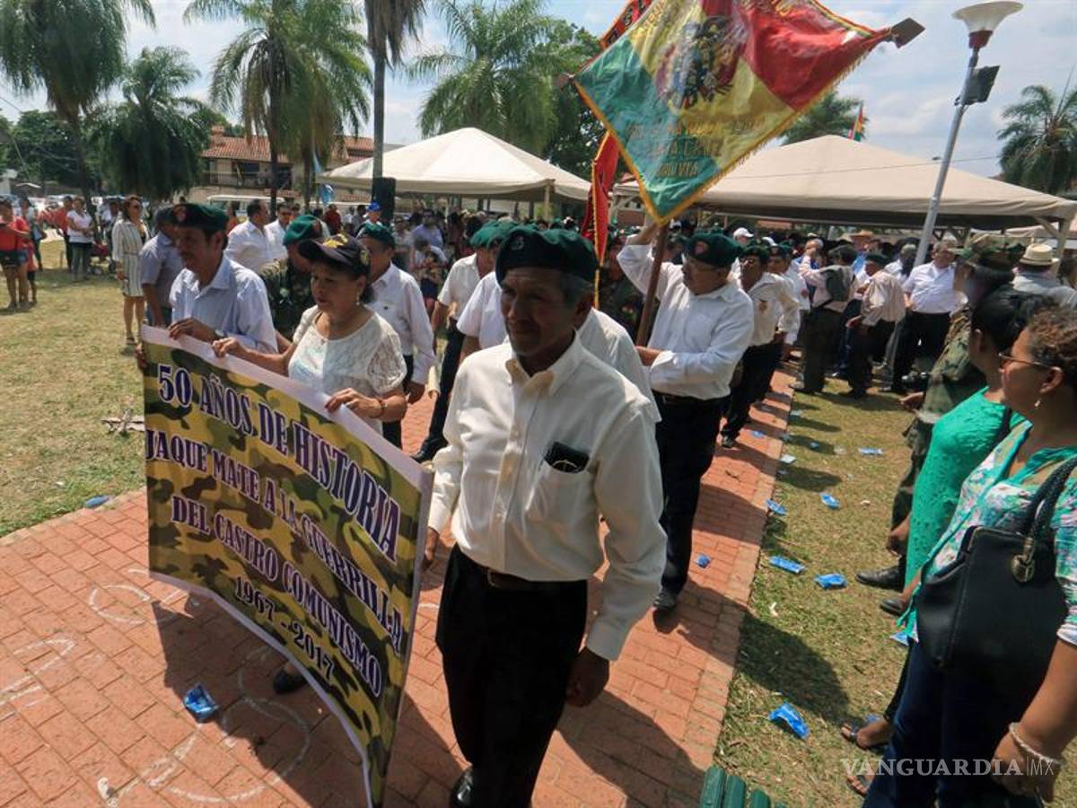 $!Captor del Che Guevara y exsoldados inauguran un mural y desfilan en Bolivia
