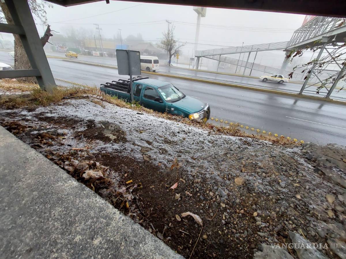 $!Las banquetas cuentan con hielo que dificulta el paso de los transeúntes.