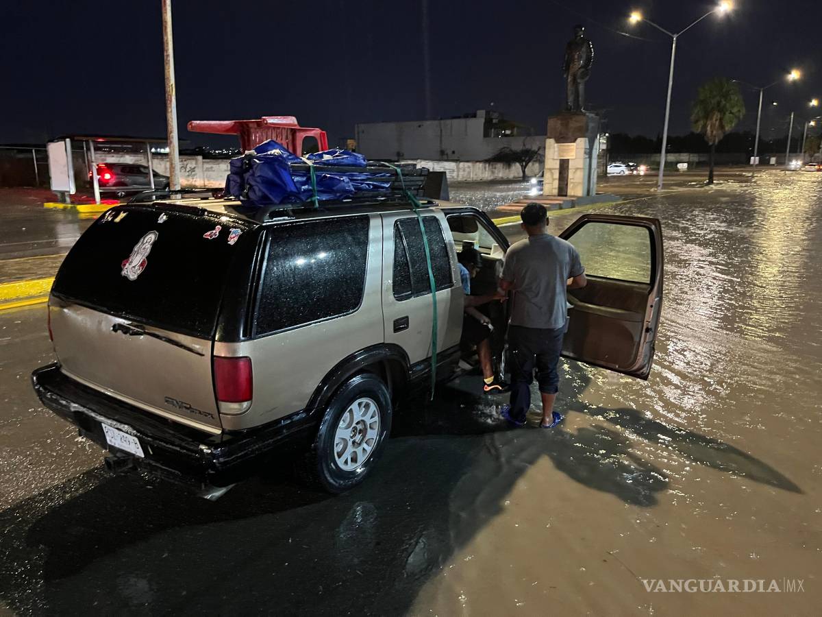 $!Elementos de Protección Civil recorren zonas afectadas por escurrimientos, en coordinación con Seguridad Pública y el Ejército Mexicano.