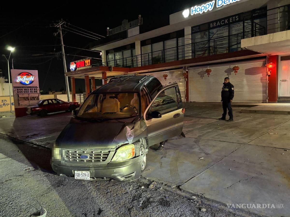 $!La camioneta Ford Windstar quedó abandonada tras el fuerte impacto contra un poste en Mirasierra.