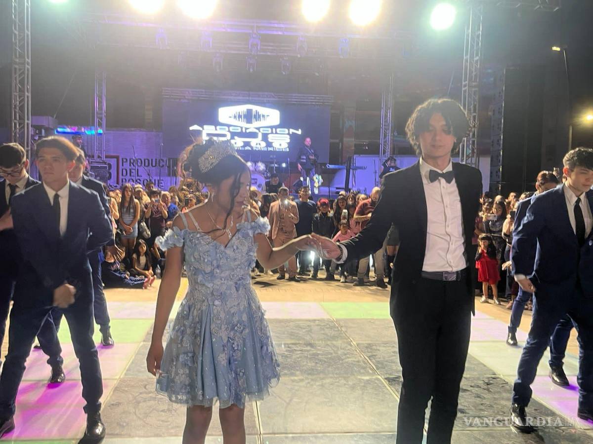 $!Cientos de personas se unieron a Marely en la plaza central, bailando y compartiendo la alegría en una fiesta que culminó a las 23:00 horas.